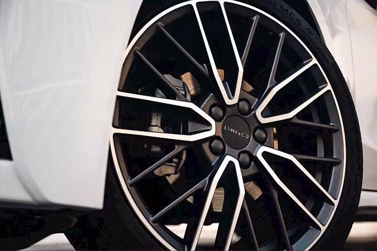 Về ngoại hình, diện mạo của Lynk &amp; Co 03 2026 nổi bật với bộ cản trước và sau được thiết kế khỏe khoắn, kết hợp cùng hệ thống ống xả kép và cụm đèn LED đặc trưng. Xe được trang bị bộ mâm hợp kim kích thước 18 inch, tạo hình ảnh năng động và hiện đại trên đường phố.