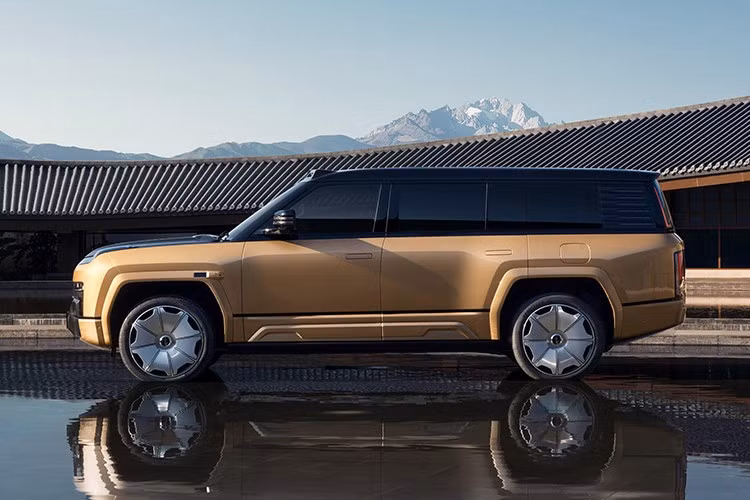 Khác biệt lớn nhất trên phiên bản mới nằm ở cấu hình ghế ngồi khi số chỗ được rút gọn từ 6 xuống còn 4. Thay đổi này giúp tối ưu hóa không gian cho hành khách phía sau, tận dụng tổng thể tích nội thất lên tới 5,3 m3 để tạo ra một khoang thương gia rộng rãi.