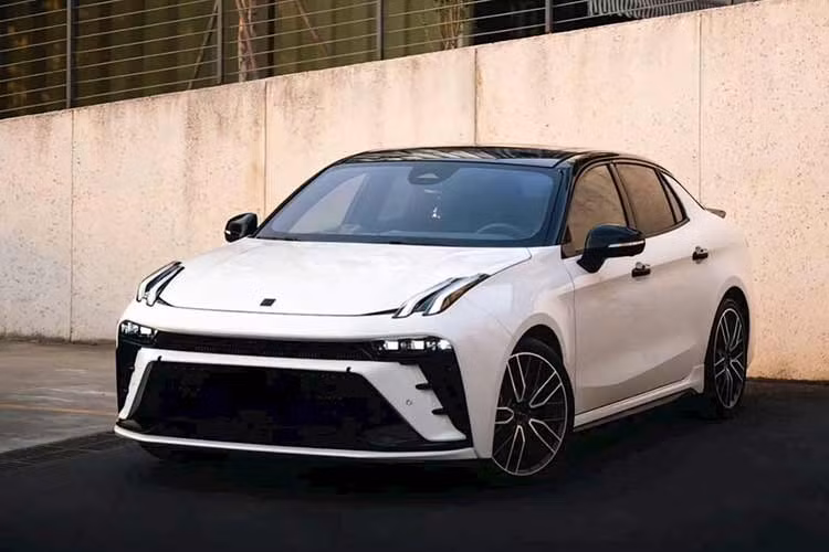 Sau khi "chào sân" bằng phiên bản hiệu năng cao 03+ có giá gần 1,9 tỷ đồng, thương hiệu Lynk &amp; Co thuộc sở hữu của Geely tiếp tục đưa về các phiên sedan bản phổ thông 03 nhằm tiếp cận số đông khách hàng gia đình.