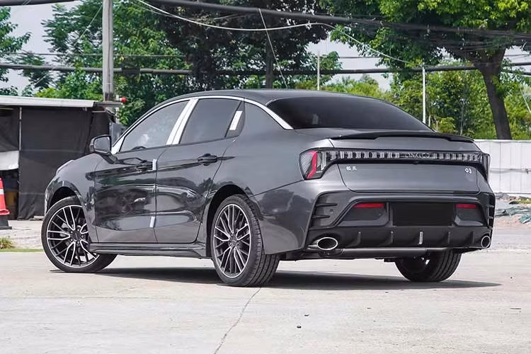 An toàn tiếp tục là thế mạnh của các dòng xe nhà Lynk &amp; Co khi được trang bị gói hỗ trợ lái nâng cao (ADAS) nhiều khả năng sẽ là trang bị tiêu chuẩn. Danh sách công nghệ dự kiến bao gồm: cảnh báo điểm mù, hỗ trợ phanh tự động, hỗ trợ giữ làn đường, ga tự động thích ứng và hệ thống đèn chiếu sáng thông minh.