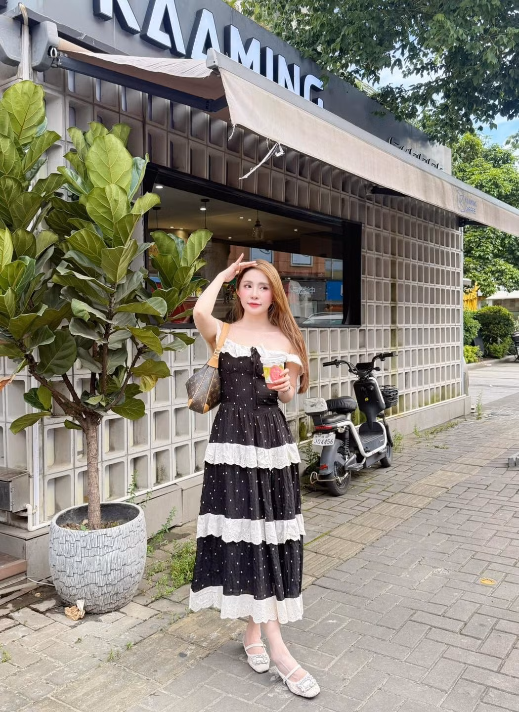 Đi kèm với trang phục là thần thái "đỉnh của chóp". Trong mỗi bức ảnh, Quỳnh Nga đều thể hiện sự tự tin, ánh mắt sắc sảo và nụ cười rạng rỡ. Cô không chỉ "khoe" cơ thể mà còn "khoe" sự hạnh phúc và bản lĩnh của một người phụ nữ đã trưởng thành. Ảnh sử dụng trong bài: Facebook nhân vật.