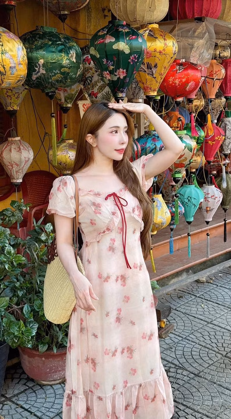 Quỳnh Nga không ngại diện những bộ trang phục cắt xẻ tinh tế, khoe trọn đường cong cơ thể.