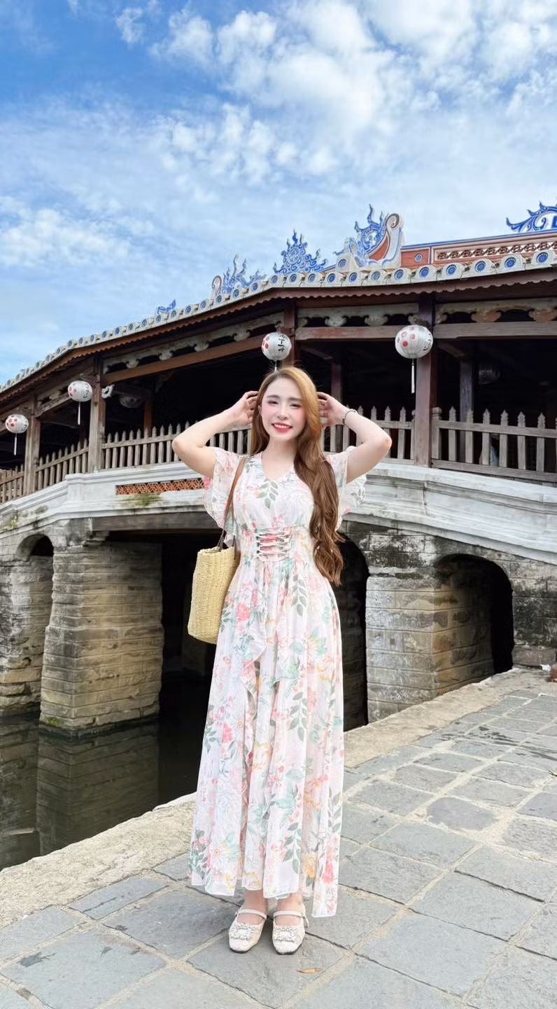 Có thể thấy, Quỳnh Nga không còn ngần ngại thể hiện sự quyến rũ của mình, mỗi bức ảnh là một lời khẳng định về vẻ đẹp trưởng thành và sự tự tin tuyệt đối.