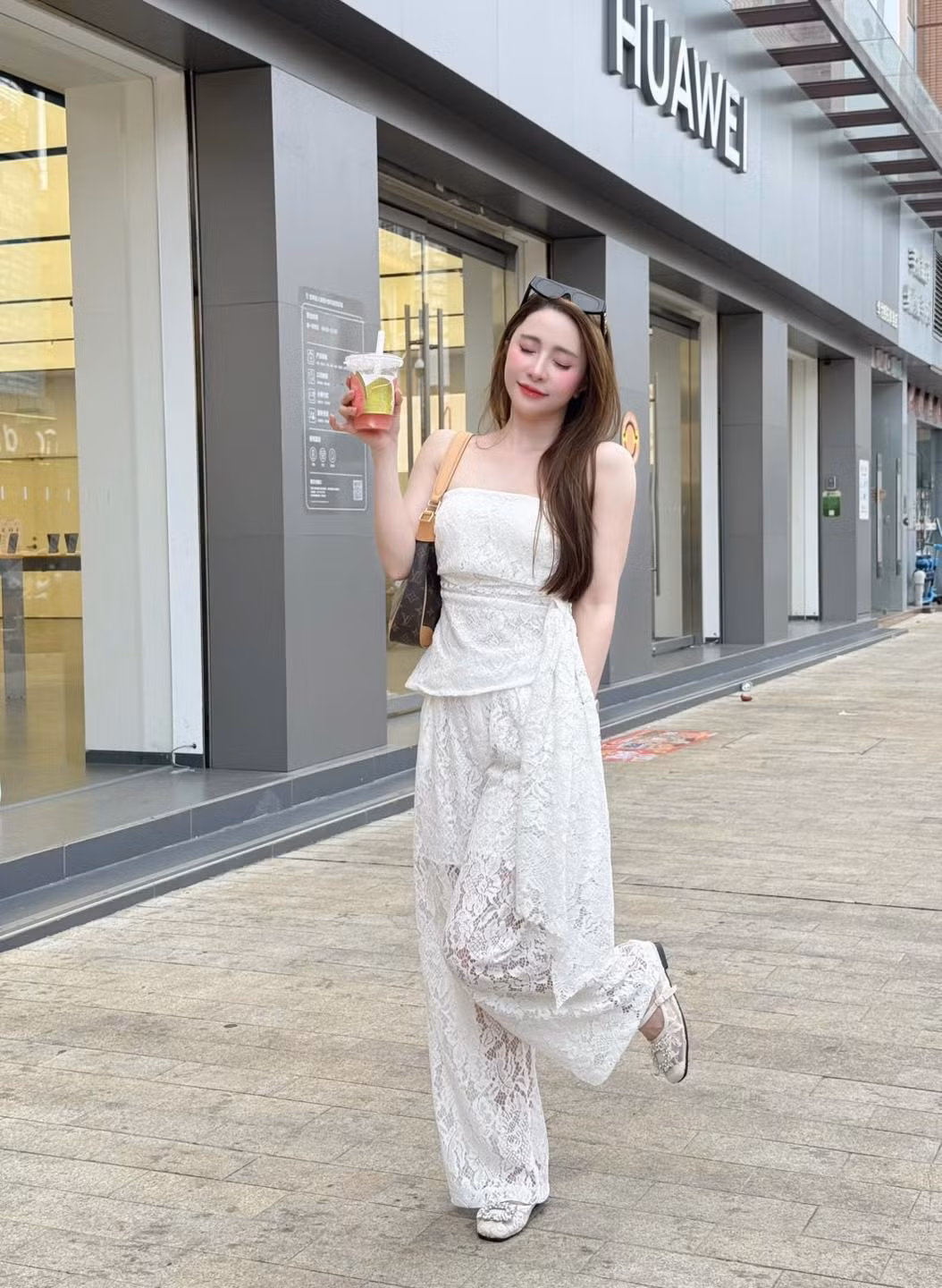 Những bộ trang phục mà Quỳnh Nga diện không chỉ giúp cô nổi bật mà còn thể hiện một gu thẩm mỹ tinh tế, không hề phản cảm.