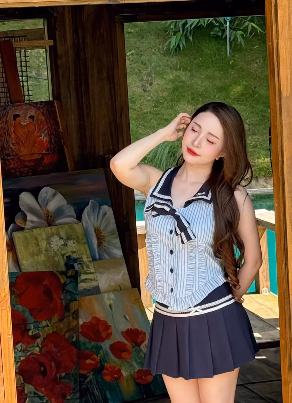 Xuất hiện trong bộ phim "Lập Trình Cho Trái Tim" với một vai có ngoại hình không mấy nổi bật, Quỳnh Nga đã tạo nên một dấu ấn khó phai. Tuy nhiên, nếu chỉ nhớ đến cô với hình ảnh năm xưa, hẳn nhiều người sẽ ngỡ ngàng trước sự "lột xác" ngoạn mục của cô ở hiện tại.