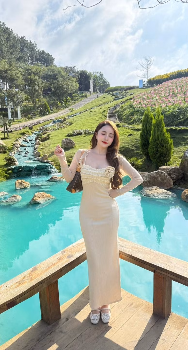 Quỳnh Nga dành thời gian tập luyện, chăm chút cho vóc dáng, thay đổi phong cách thời trang và làm tóc, để rồi có một màn "lột xác" ngoạn mục, trở thành một mỹ nhân sắc sảo, quyến rũ như hiện tại.