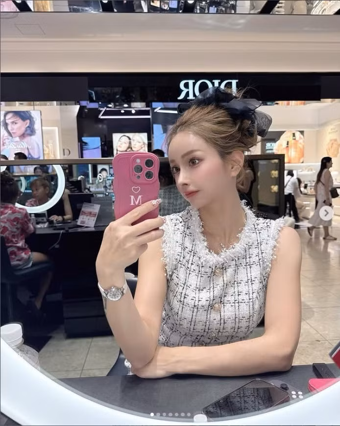 Được biết, Mariko từng mang thai khi mới 17 tuổi và hạ sinh con gái đầu lòng ở tuổi 18. Sau đó, cô tiếp tục sinh thêm ba người con nữa, gồm hai gái và một trai.