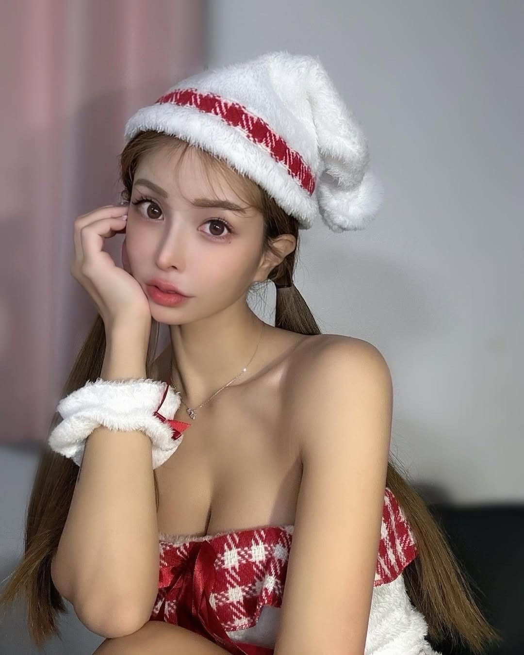 Hiện nay, Mariko thường xuyên chia sẻ những khoảnh khắc đời thường bên con cháu trên mạng xã hội. Từ những chuyến nghỉ dưỡng sang trọng tại khách sạn cao cấp đến những buổi dạo chơi trong các cửa hàng thời trang xa xỉ, hình ảnh “bà ngoại trẻ trung” cùng hai cháu nhỏ luôn khiến cộng đồng mạng thích thú.