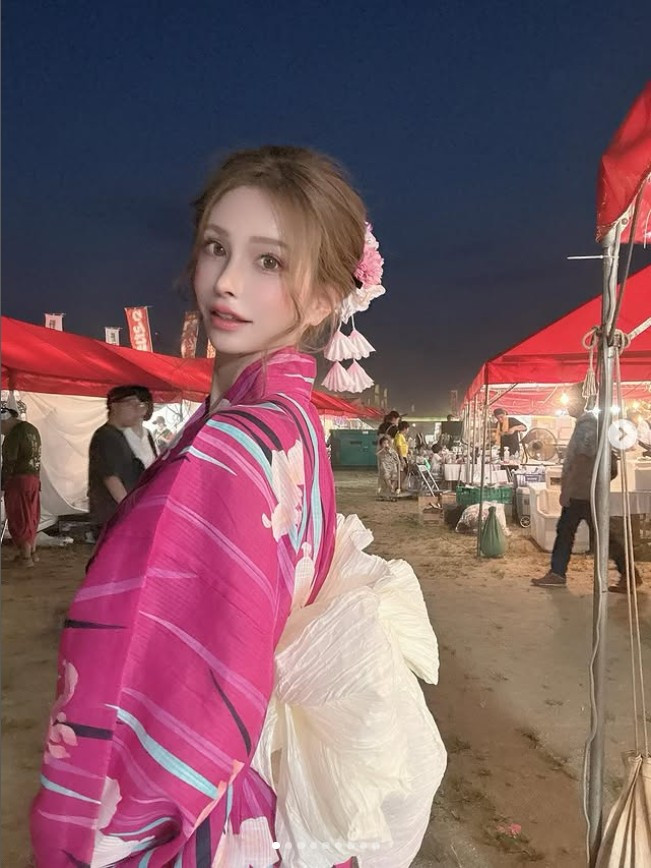 Ở tuổi 35, hot girl Mariko không chỉ là mẹ của bốn người con mà còn bất ngờ “lên chức” bà ngoại với hai cháu nhỏ. Điều gây ngạc nhiên hơn cả là khi cô xuất hiện chung khung hình với cô con gái cả 20 tuổi, cả hai trông chẳng khác gì chị em song sinh, khiến nhiều người không tin nổi sự thật.