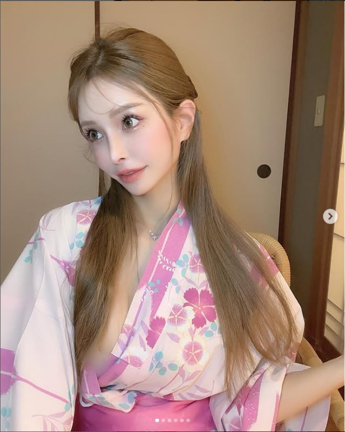 Mariko tự tin khẳng định rằng mối quan hệ giữa cô và con gái chẳng khác gì hai người bạn thân. Họ thường xuyên chia sẻ, tâm sự và gắn bó khăng khít. Chính sự gần gũi này đã khiến nhiều người ngưỡng mộ, coi Mariko như hình mẫu của một “mỹ nhân không tuổi” vừa xinh đẹp, vừa có đời sống gia đình viên mãn.