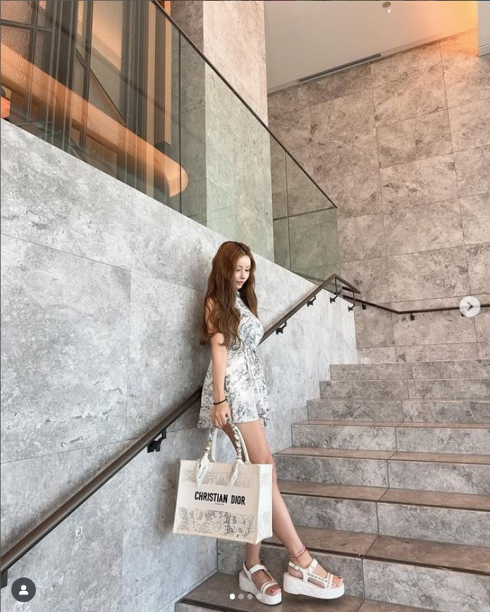 Để nuôi dạy đàn con trong điều kiện không mấy dư dả, Mariko vừa làm thêm tại một cửa hàng thời trang, vừa chăm chỉ xây dựng hình ảnh cá nhân trên Instagram.