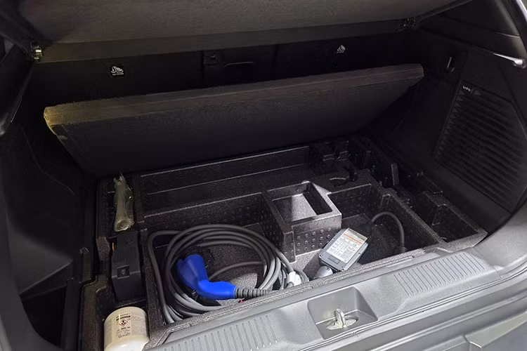 Hệ thống âm thanh cao cấp đến từ thương hiệu Infinity by Harman, cùng với sạc điện thoại không dây, hệ thống đèn viền nội thất đổi màu và loạt tiện nghi như ghế lái chỉnh điện 10 hướng, ghế trước có thông gió, hàng ghế sau gập 40:20:40, có thể ngả lưng và trượt linh hoạt, tạo nên một không gian tiện nghi, thoải mái cho mọi hành trình.