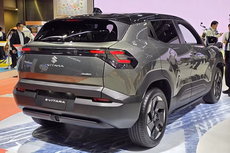 Về an toàn, xe được trang bị gói hỗ trợ lái Suzuki Safety Support ở cấp độ 2, hệ thống phanh tự động khẩn cấp, kiểm soát hành trình thích ứng, hỗ trợ giữ làn và cảnh báo chệch làn, cảnh báo điểm mù, cảnh báo phương tiện cắt ngang phía sau, hệ thống giám sát áp suất lốp, camera 360 độ và cảm biến hỗ trợ trước – sau. Ngoài ra, xe còn được trang bị 7 túi khí bao gồm túi khí đầu gối cho người lái.