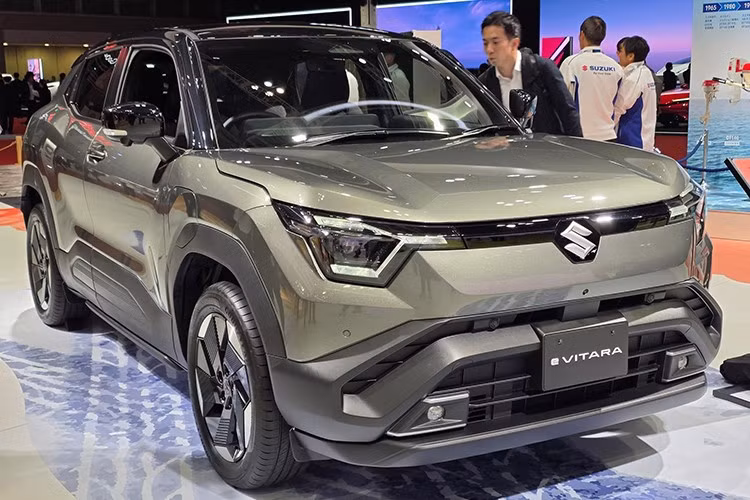 Xe được phát triển dựa trên nền tảng hoàn toàn mới HEARTECT-e, chuyên biệt cho xe điện. Hệ thống khung gầm ALLGRIP-e cùng chế độ lái Trail Mode, trục truyền động eAxles cho cả cầu trước và sau cùng vi sai giới hạn trượt giúp eVITARA có khả năng thích ứng linh hoạt với nhiều loại địa hình. Ngoại thất xe được nhấn mạnh với mâm hợp kim 18 inch, cửa sổ trời cố định và lưới tản nhiệt chủ động điều tiết luồng gió giúp tối ưu hiệu suất vận hành.