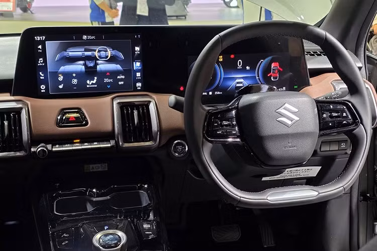 Hệ thống sạc nhanh DC hỗ trợ công suất hơn 150 kW, cho phép sạc từ 15% lên 70% trong khoảng 30 phút. Theo chu trình NEDC, quãng đường tối đa mỗi lần sạc có thể đạt khoảng 500 km. Không gian nội thất của eVITARA được thiết kế hiện đại với tông màu hai sắc đen – nâu đỏ.