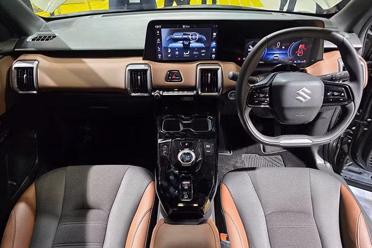 Về vận hành, mẫu xe SUV điện Suzuki eVITARA 2026 sắp ra mắt tại Thái Lan có ba phiên bản khác nhau. Phiên bản tiêu chuẩn sử dụng một mô-tơ điện với công suất 144 mã lực, đi kèm cụm pin 49 kWh và dẫn động cầu trước.