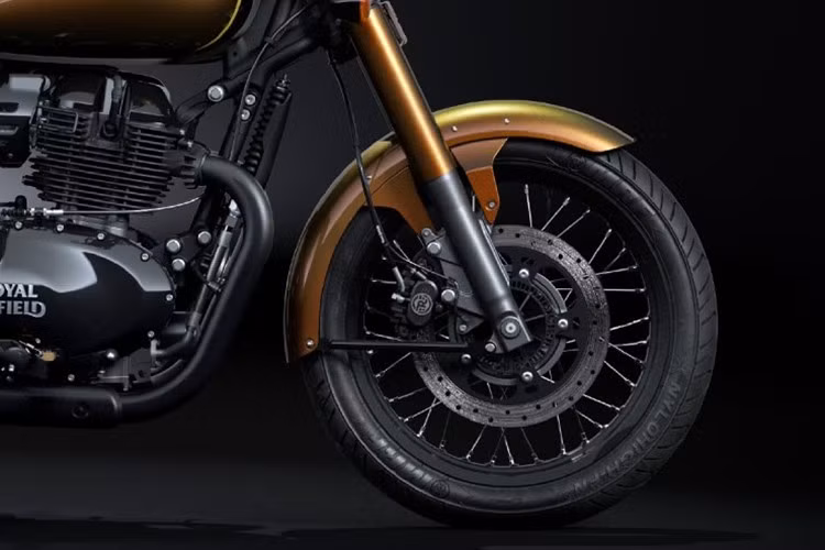 Tôn thêm nét sang trọng là huy hiệu kỷ niệm 125 năm được dập nổi màu vàng trên bình xăng – biểu tượng cho bề dày lịch sử và sức hút toàn cầu của Royal Enfield.