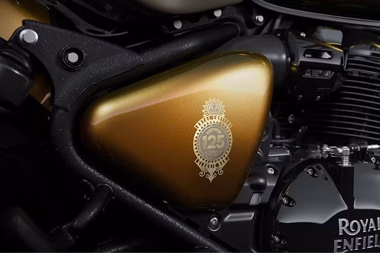 Tuy nhiên, điểm khiến phiên bản kỷ niệm này thực sự khác biệt là lớp sơn “Hypershift” độc quyền – có khả năng thay đổi linh hoạt giữa các tông đỏ và vàng tùy theo ánh sáng và góc nhìn.