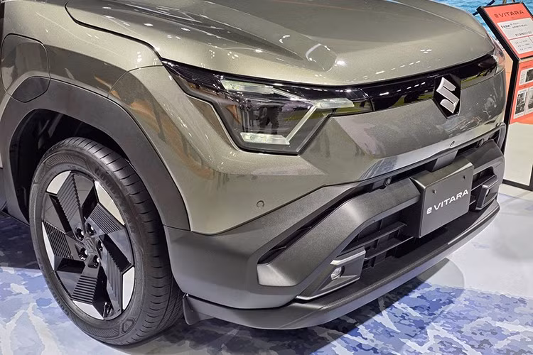 Khoang hành lý phía sau có dung tích 306 lít, đáp ứng tốt nhu cầu sử dụng hàng ngày. Khi đặt cạnh các đối thủ cùng phân khúc như Honda e:N1, BYD Atto 3 hay MG S5 EV, kích thước của eVITARA nhỏ gọn hơn, nhưng vẫn đủ đảm bảo không gian cabin rộng rãi nhờ cách bố trí hợp lý.