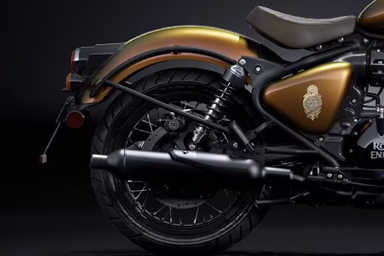 Hiệu ứng màu sắc chuyển động này mang đến cho mẫu xe môtô Royal Enfield Classic 650 bản đặc biệt kỷ niệm 125 năm diện mạo sống động, đầy cuốn hút.