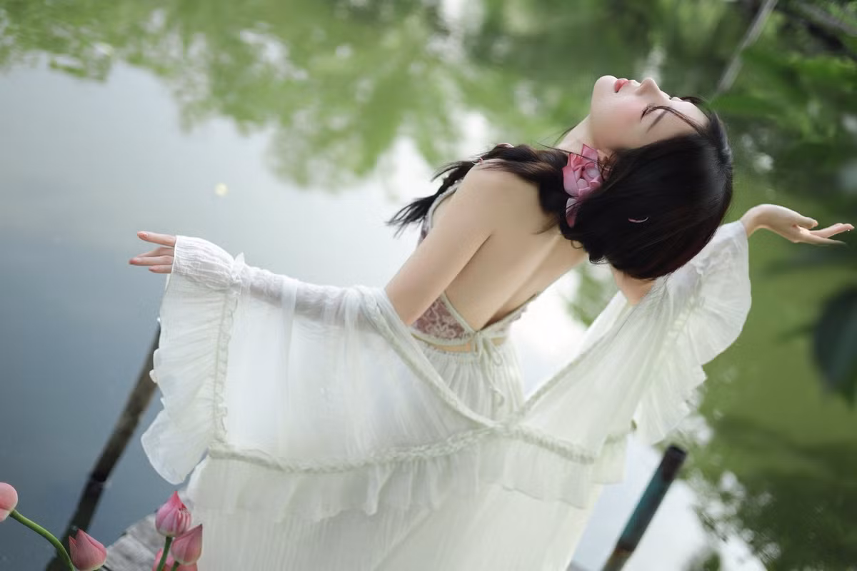 Bộ ảnh không chỉ là một món quà ý nghĩa mà búp bê sống Việt này dành tặng người hâm mộ mà còn là lời khẳng định về vẻ đẹp "không tuổi" của cô.