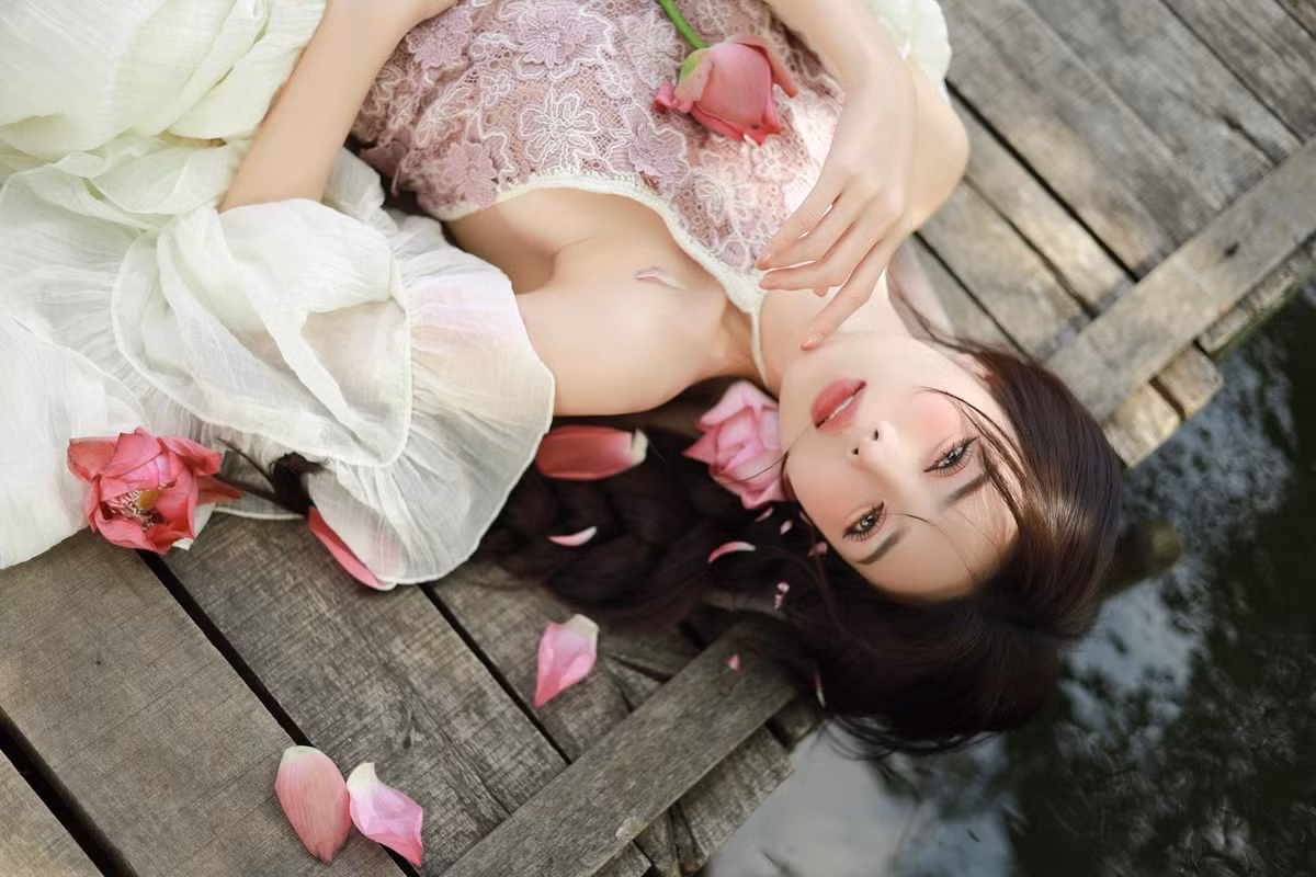 Loạt ảnh này không chỉ đơn thuần là khoe sắc, mà còn là cách để Lilly Luta thể hiện sự trưởng thành trong phong cách và gu thẩm mỹ.