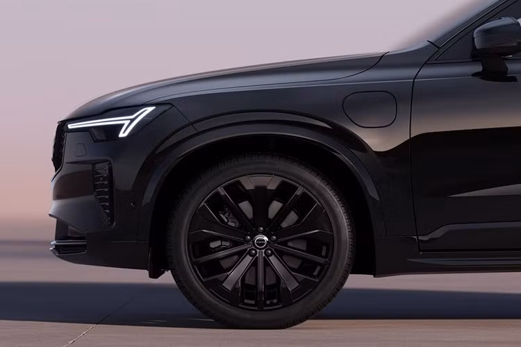 Việc Volvo bổ sung XC90, đồng nghĩa với việc hiện có 5 mẫu xe Volvo được cung cấp trong phiên bản Black Edition, với mẫu SUV hybrid lớn này gia nhập cùng các biến thể Black Edition của XC60, EX40, EC40 chạy điện hoàn toàn và XC40 hybrid nhẹ. EX30 phiên bản Black Edition đang được phát triển, các thông tin chi tiết sẽ sớm được công bố.