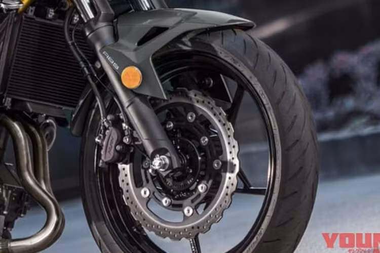 Xe sử dụng hệ thống phanh đĩa đơn 310 mm phía trước và 220 mm phía sau, đi kèm hộp số 6 cấp với truyền động trực tiếp, bình xăng dung tích 14 lít và mức tiêu thụ nhiên liệu theo chuẩn WMTC đạt 25,7 km/lít.