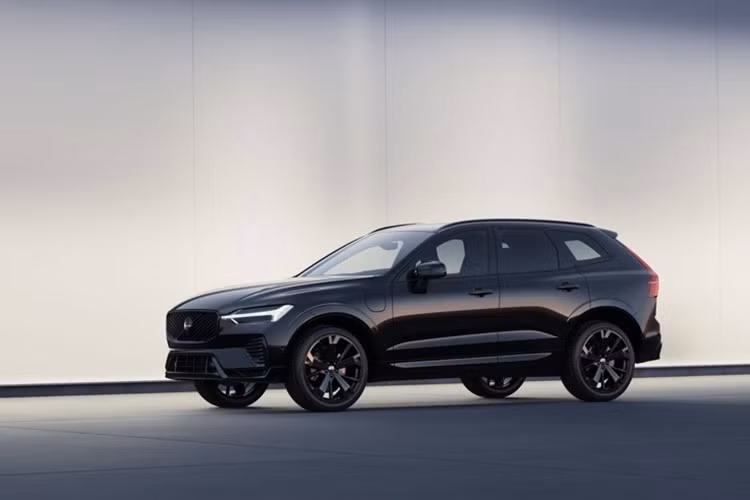 Mỗi chiếc xe Volvo XC90 Black Edition trang bị các chi tiết ngoại thất độc đáo, gồm logo sắt, lưới tản nhiệt, huy hiệu phía sau và mâm xe kích thước 21 inch được hoàn thiện bằng màu đen bóng cao cấp - Onyx Black.