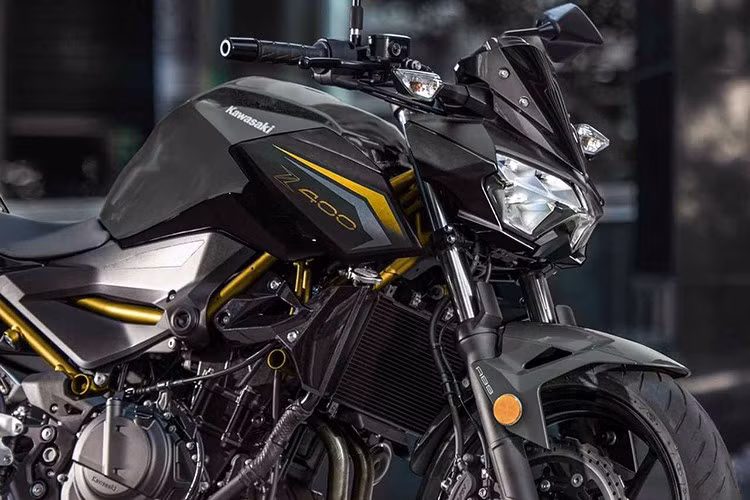 Về thiết kế, mẫu xe khoác lên mình màu sơn độc quyền "Xám thép Graphene mờ kim loại x Đen nhám kim loại", tạo nên tổng thể tối giản nhưng đầy cuốn hút, kết hợp hài hòa với khung xe vàng tương phản để tăng thêm vẻ cao cấp. Phiên bản 2026 sẽ chỉ có một lựa chọn màu sắc duy nhất và được bán ra tại Nhật Bản từ ngày 1/11/2025 với mức giá khởi điểm 770.000 yên (khoảng 135,7 triệu đồng). Mức giá này đã bao gồm thuế.