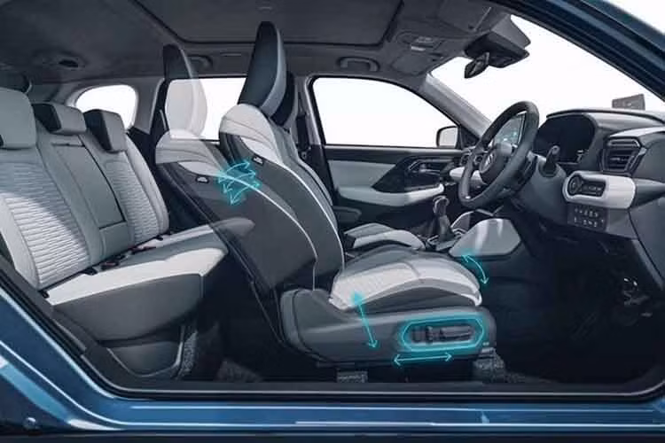 Trang bị an toàn của mẫu SUV cỡ B này cũng khá đầy đủ với những tính năng tiêu chuẩn như 6 túi khí, hệ thống chống bó cứng phanh ABS, phân bổ lực phanh điện tử EBD, kiểm soát lực kéo, hỗ trợ phanh khẩn cấp, hỗ trợ khởi hành ngang dốc và móc ghế trẻ em ISOFIX.