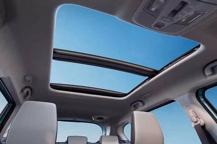 Trong khi đó, nội thất đi kèm vô lăng ba chấu bảng đồng hồ kỹ thuật số 10,25 inch, ghế trước thông gió, cửa sổ trời toàn cảnh, hệ thống âm thanh Dolby Atmos 8 loa, đèn viền nội thất 64 màu, sạc không dây, màn hình hiển thị thông tin kính lái HUD, lọc không khí và cốp điện.