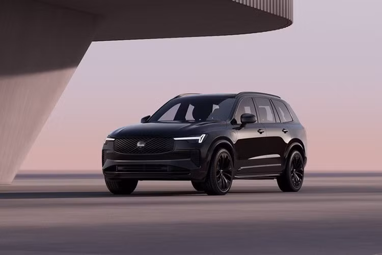 Phiên bản XC90 Black Edition có sẵn ở các cấp độ trang bị Plus, Plus Pro và Ultra tại thị trường Anh. Xe có giá từ 86.690 euro, khoảng 101.641 USD (quy đổi 2,65 tỷ đồng) và phiên bản XC90 PHEV với phạm vi chạy điện lên đến 71 km có giá từ 93.790 euro khoảng 109.966 USD (khoảng 2,87 tỷ đồng).