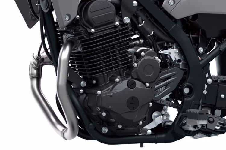 Bộ đôi KLX230S và KLX230SM đều sử dụng động cơ xi-lanh đơn SOHC, làm mát bằng không khí, dung tích 233 cc, đi kèm hộp số 6 cấp.