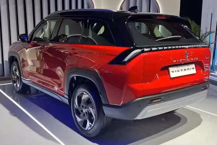 Theo đó, kể từ khi ra mắt, Victoris đã ghi nhận hơn 25.000 đơn đặt hàng. Điều này khiến thời gian chờ giao xe của Victoris rơi vào khoảng 10 tuần dù Maruti Suzuki cho biết họ đang hoạt động hết công suất để sản xuất mẫu SUV này.
