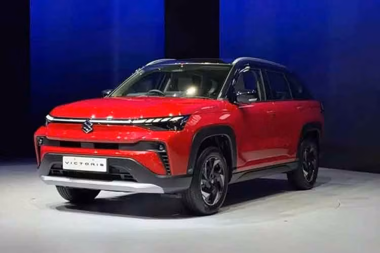 Suzuki Victoris 2025 mới là mẫu SUV cỡ B hoàn toàn mới đã lần đầu tiên trình làng ở thị trường Ấn Độ vào tháng 9/2025. Đến nay, liên doanh Maruti Suzuki cho biết mẫu SUV mới nhất của họ đã nhận được phản hồi rất tích cực từ người mua.