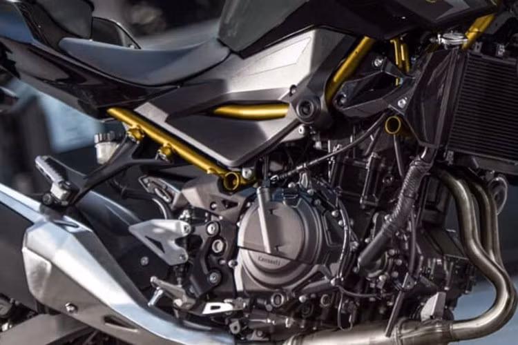 Khung sườn dạng lưới mắt cáo siêu nhẹ tiếp tục được giữ lại, mang đến độ linh hoạt cao, trong khi hệ thống treo được tinh chỉnh để tối ưu khả năng kiểm soát cả trong đô thị lẫn trên các cung đường quanh co. Với trọng lượng chỉ 166 kg, Z400 dễ dàng làm chủ trong mọi tình huống, đặc biệt phù hợp với người mới hoặc những ai tìm kiếm sự cơ động.