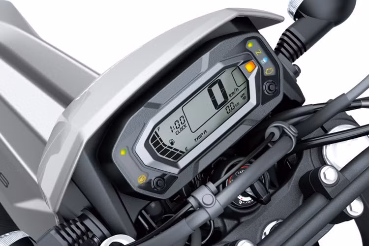 Cả hai đều có bình xăng dung tích 7,6 lít và được trang bị màn hình LCD đơn sắc, tích hợp kết nối Bluetooth với điện thoại thông qua hệ thống Kawasaki Smart Connection, mang lại trải nghiệm hiện đại cho người lái.