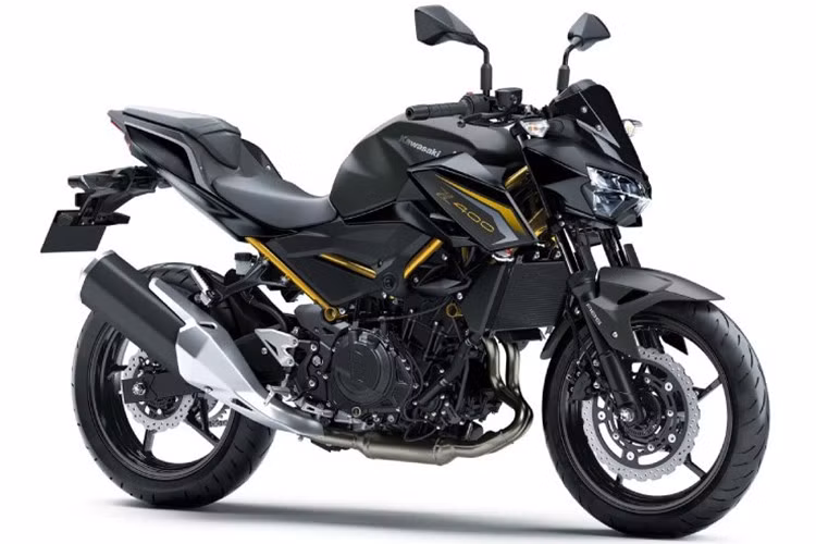 Z400 2026 vẫn sử dụng động cơ 2 xi-lanh thẳng hàng, dung tích 398cc, DOHC, 4 van, làm mát bằng chất lỏng, sản sinh công suất tối đa 48 mã lực tại 10.000 vòng/phút và mô-men xoắn 37 Nm tại 8.000 vòng/phút. Xe được trang bị bộ ly hợp hỗ trợ chống trượt, giúp hạn chế hiện tượng bó cứng bánh khi dồn số gấp, tăng độ ổn định và an toàn trong quá trình vận hành.