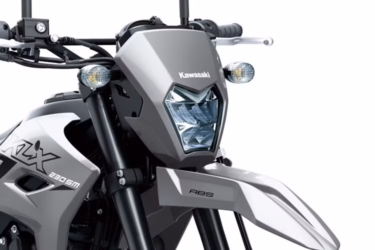 Mẫu xe môtô cào cào Kawasaki KLX230S nặng 133 kg, cao yên 845 mm; còn KLX230SM nặng 136 kg, yên thấp hơn một chút ở mức 840 mm - phù hợp với vóc dáng người châu Á.