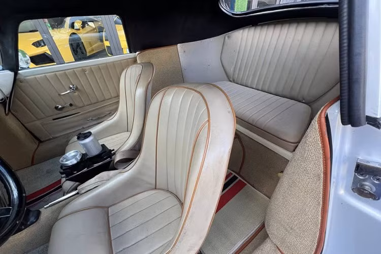 Porsche 356 là mẫu xe thương mại đầu tiên của hãng, sản xuất từ năm 1948 đến 1965, với tổng cộng khoảng 76.000 chiếc.