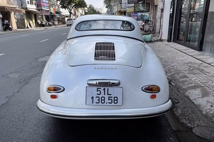 Mẫu 356A Speedster nổi bật nhờ trọng lượng nhẹ, khả năng vận hành linh hoạt và cảm giác lái thuần khiết - đây vốn là những yếu tố định hình “DNA thể thao” của Porsche sau này.