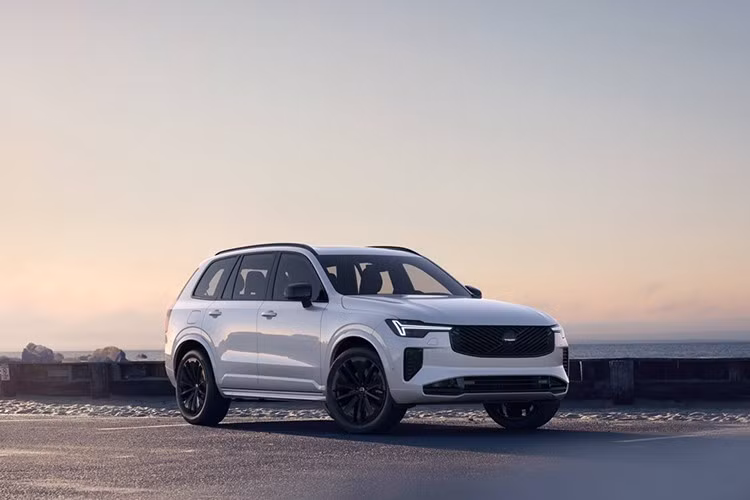 Ghế thể thao màu đen có thể được bọc bằng da nappa hoặc da nhân tạo dành cho người yêu động vật. Dựa trên hai cấp độ trang bị cao nhất Plus và Ultra, cả ghế lái và ghế hành khách đều trang bị hỗ trợ thắt lưng điều chỉnh điện 4 hướng, đệm chân điều chỉnh, chức năng nhớ vị trí.