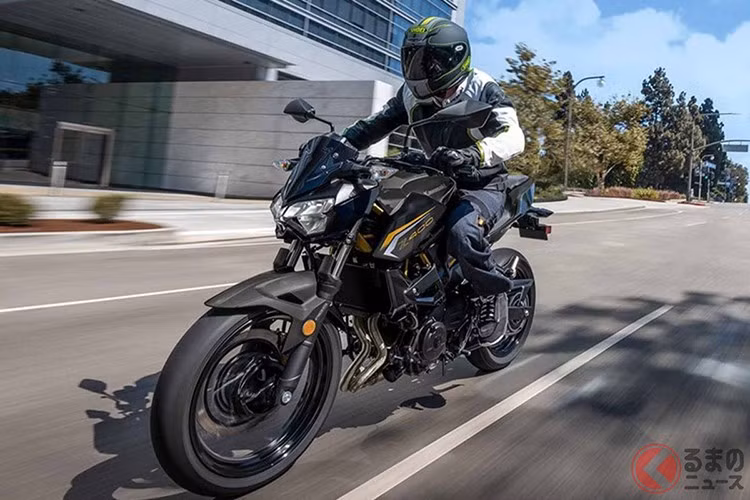 Phiên bản 2026 sẽ chỉ có một lựa chọn màu sắc duy nhất và được bán ra tại Nhật Bản từ ngày 1/11/2025 với mức giá khởi điểm 770.000 yên (khoảng 135,7 triệu đồng). Mức giá này đã bao gồm thuế. Là mẫu naked-bike thể thao tầm trung, Z400 tiếp tục khẳng định vị thế là lựa chọn lý tưởng cho cả nhu cầu di chuyển hằng ngày lẫn những hành trình khám phá.