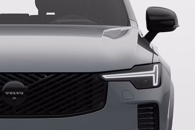 Trong khi các mẫu Black Edition trước đây chỉ có màu Onyx Black, nay Volvo bổ sung thêm 3 tuỳ chọn màu sắc gồm: Trắng - Crystal White, Xanh - Denim Blue và Xám - Vapour Grey. Cả 3 tông màu mới mang ấn tượng và đậm chất Scandinavia với vẻ ngoài tự tin.