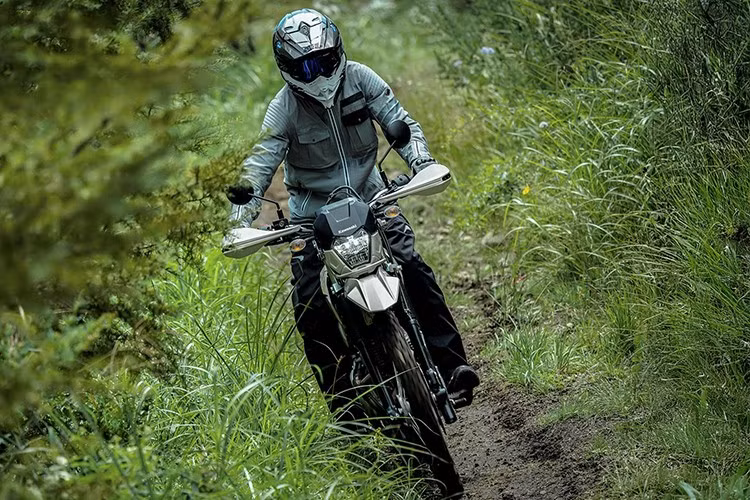 Hệ dẫn động xích của KLX230S và KLX230SM cho công suất 19,73 mã lực tại 8.000 vòng/phút và mô-men xoắn 20,3 Nm tại 6.000 vòng/phút.