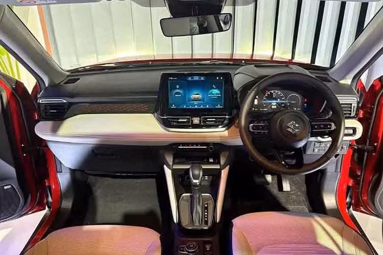 Các đại lý cũng cho biết thời gian giao xe dự kiến sẽ kéo dài từ hai đến ba tháng. Sự quan tâm mạnh mẽ của khách hàng dành cho Suzuki Victoris không phải là điều quá bất ngờ bởi mẫu SUV cạnh tranh với Hyundai Creta này có mức giá hấp dẫn (từ 1,05 - 1,999 Rupee, tương đương 315 - 599 triệu đồng).