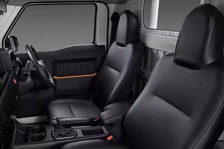 Super SWB chỉ có một phiên bản duy nhất được gọi là "Attractive Package". Tuy được trang bị khiêm tốn, nhưng xe sở hữu nhiều tính năng hơn so với Hilux Champ cơ bản . Ngoại thất nổi bật với đèn pha LED, các chi tiết ốp màu đen dọc thân xe, cản trước không sơn và mâm xe thép đen 14 inch.