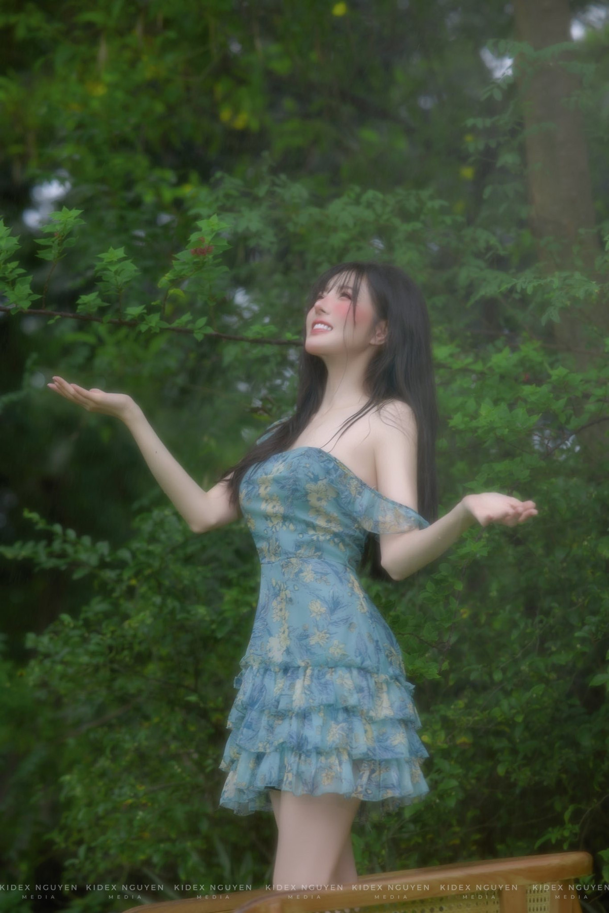 Từ ánh mắt cho đến nụ cười đều toát lên vẻ đẹp kiêu sa nhưng cũng đầy lôi cuốn.