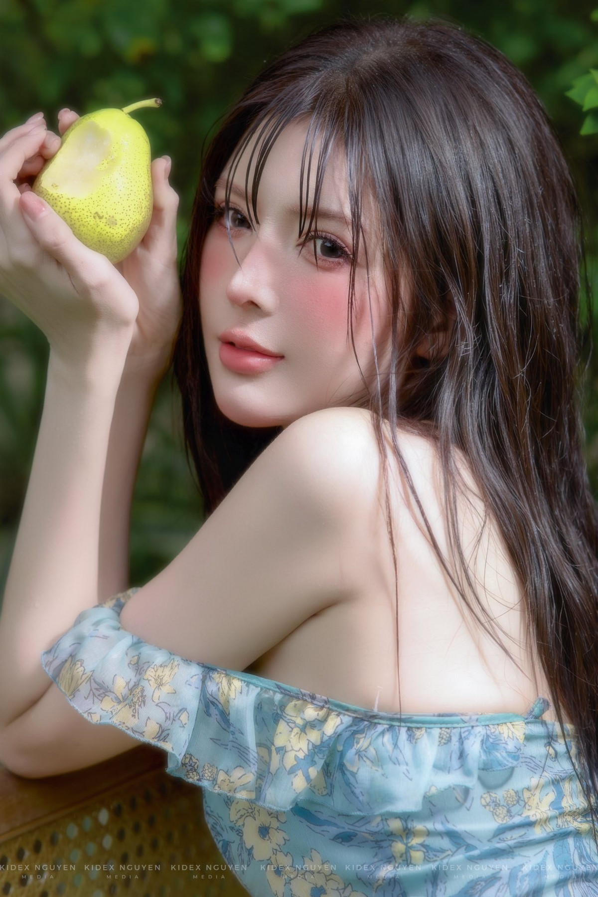 Trong bộ ảnh, Lilly Luta diện trang phục nhẹ nhàng, tinh tế, làm nổi bật làn da trắng sứ không tì vết.